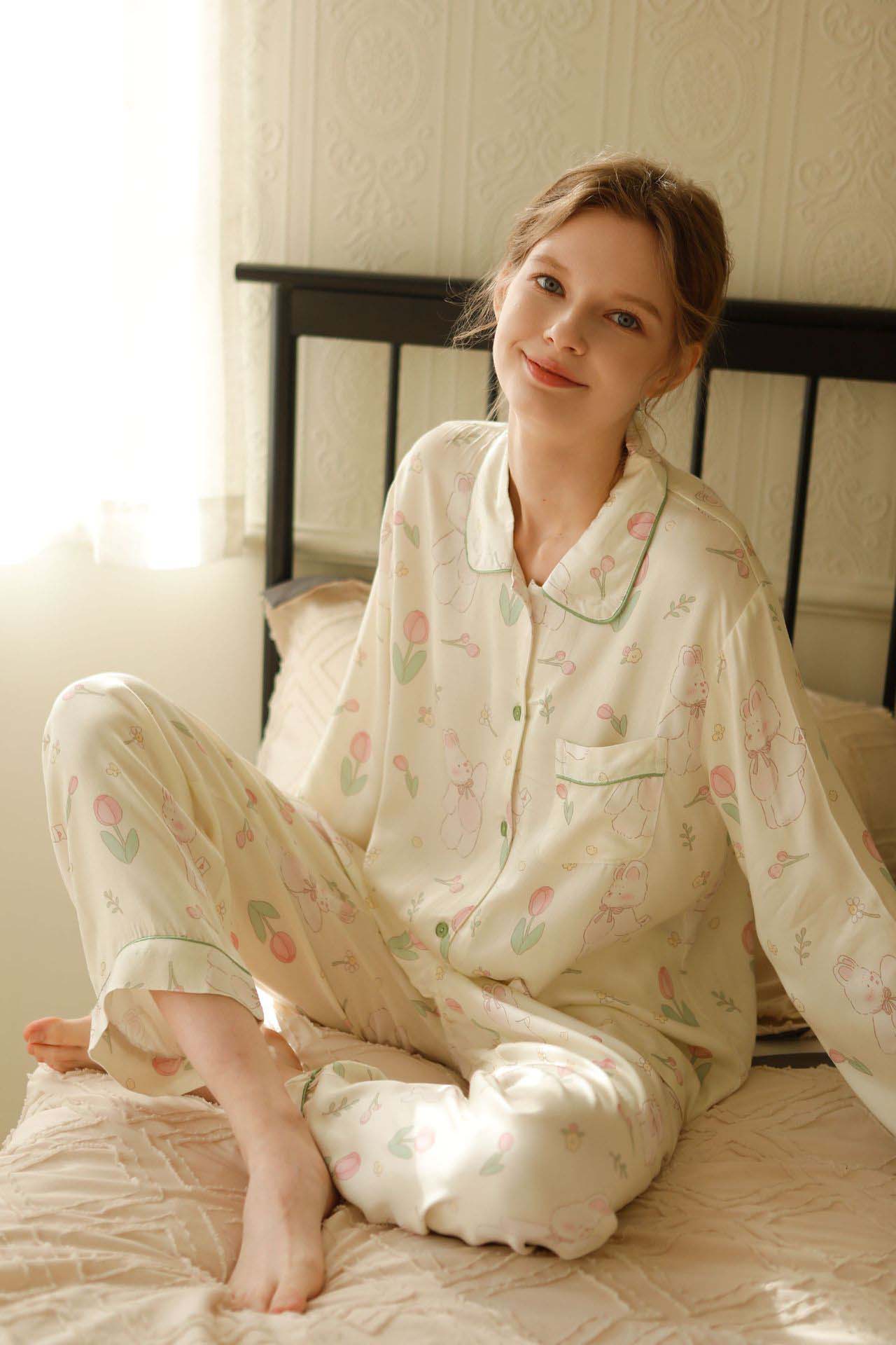 Saten Gül Nakışlı Pijama Takımı