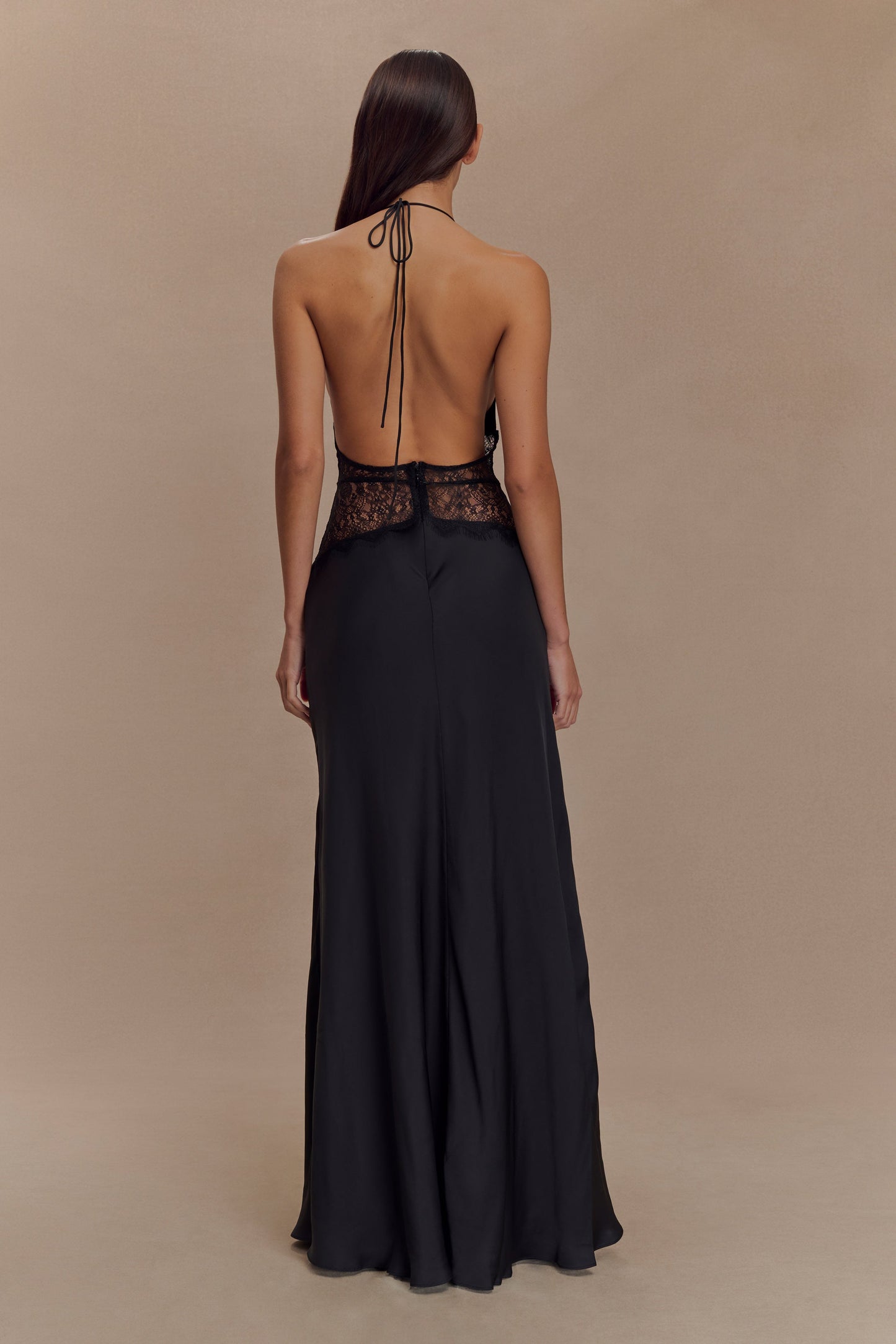 Dantel Bel Detaylı Saten Halter Uzun Elbise – Siyah