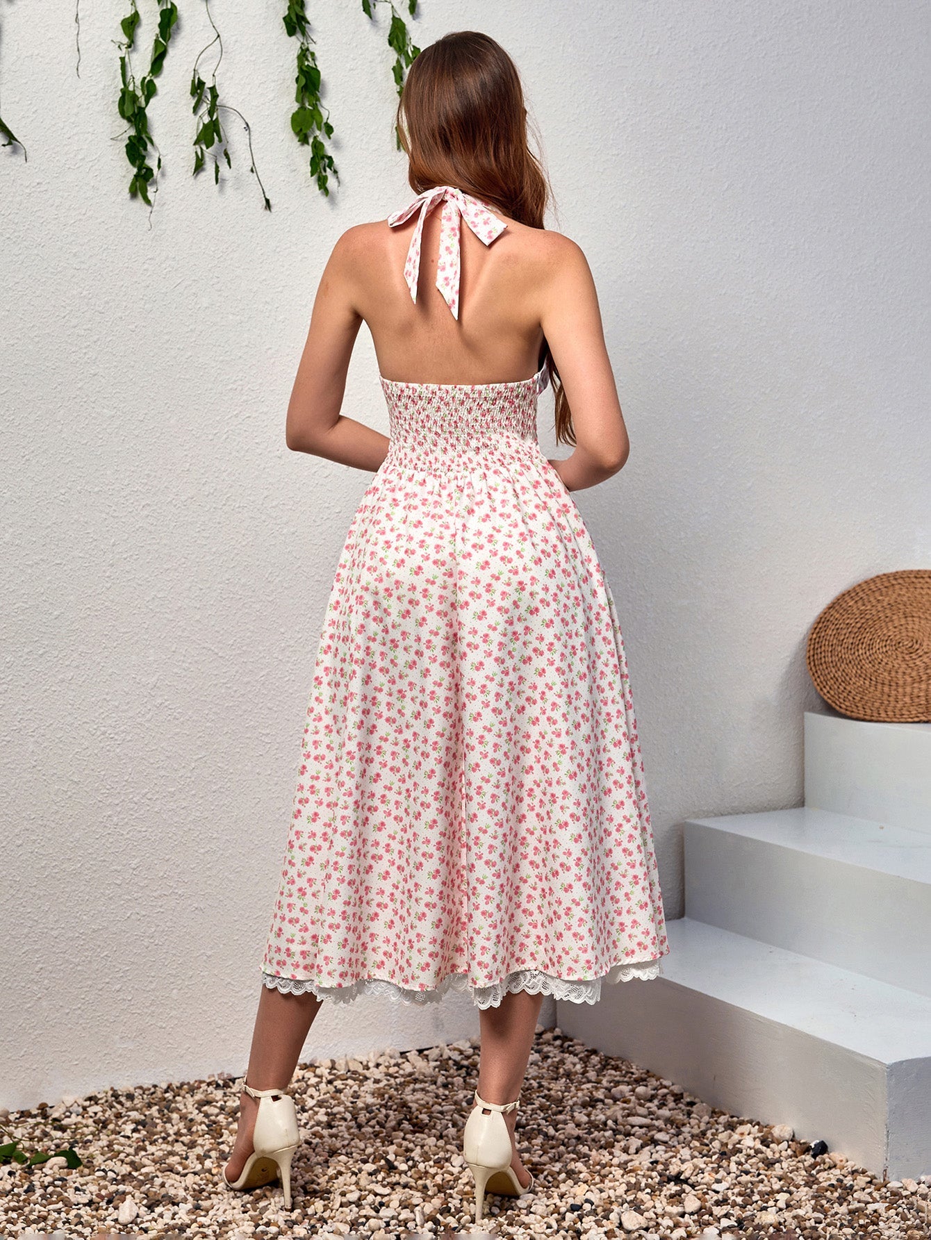 Dantel Detaylı Derin V Yaka Halter Çiçek Desenli Elbise