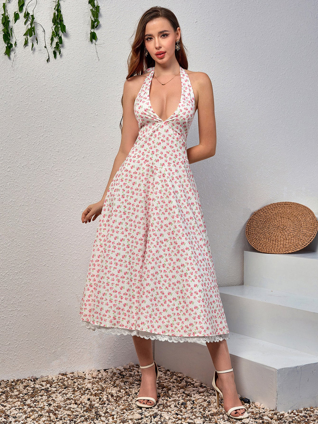 Dantel Detaylı Derin V Yaka Halter Çiçek Desenli Elbise
