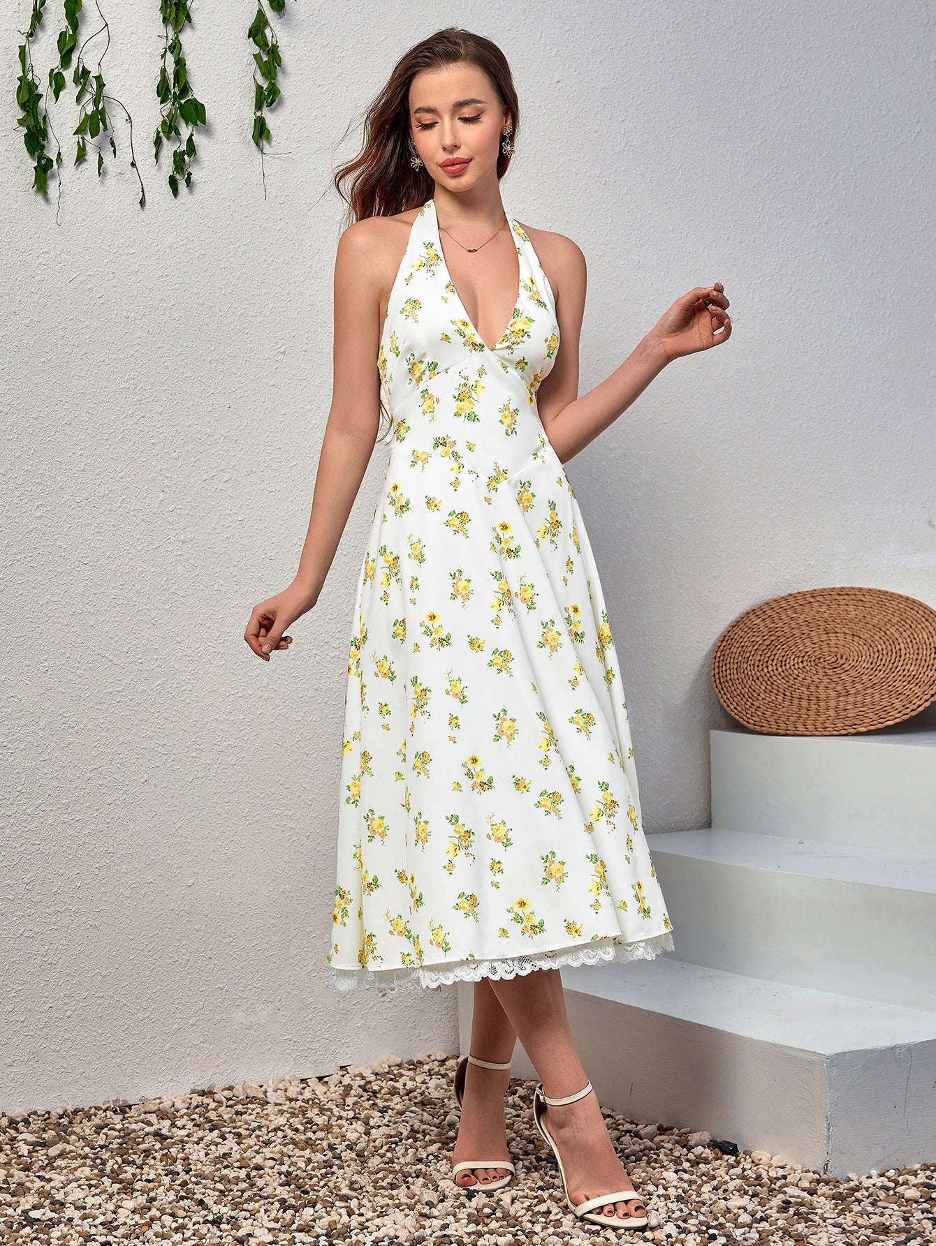 Dantel Detaylı Derin V Yaka Halter Çiçek Desenli Elbise