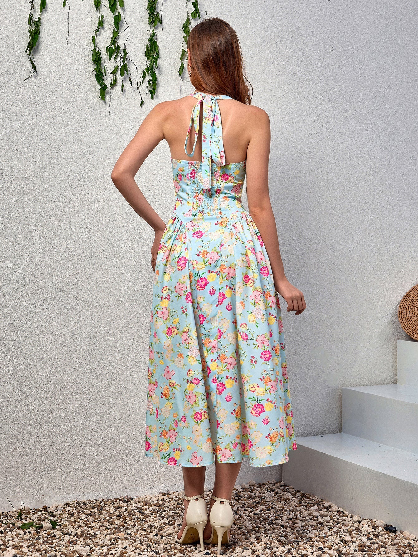 Dantel Detaylı Derin V Yaka Halter Çiçek Desenli Elbise