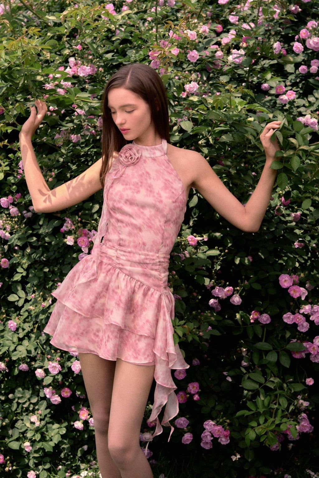 Masum Bir Yaz – Gül Detaylı Mini Elbise