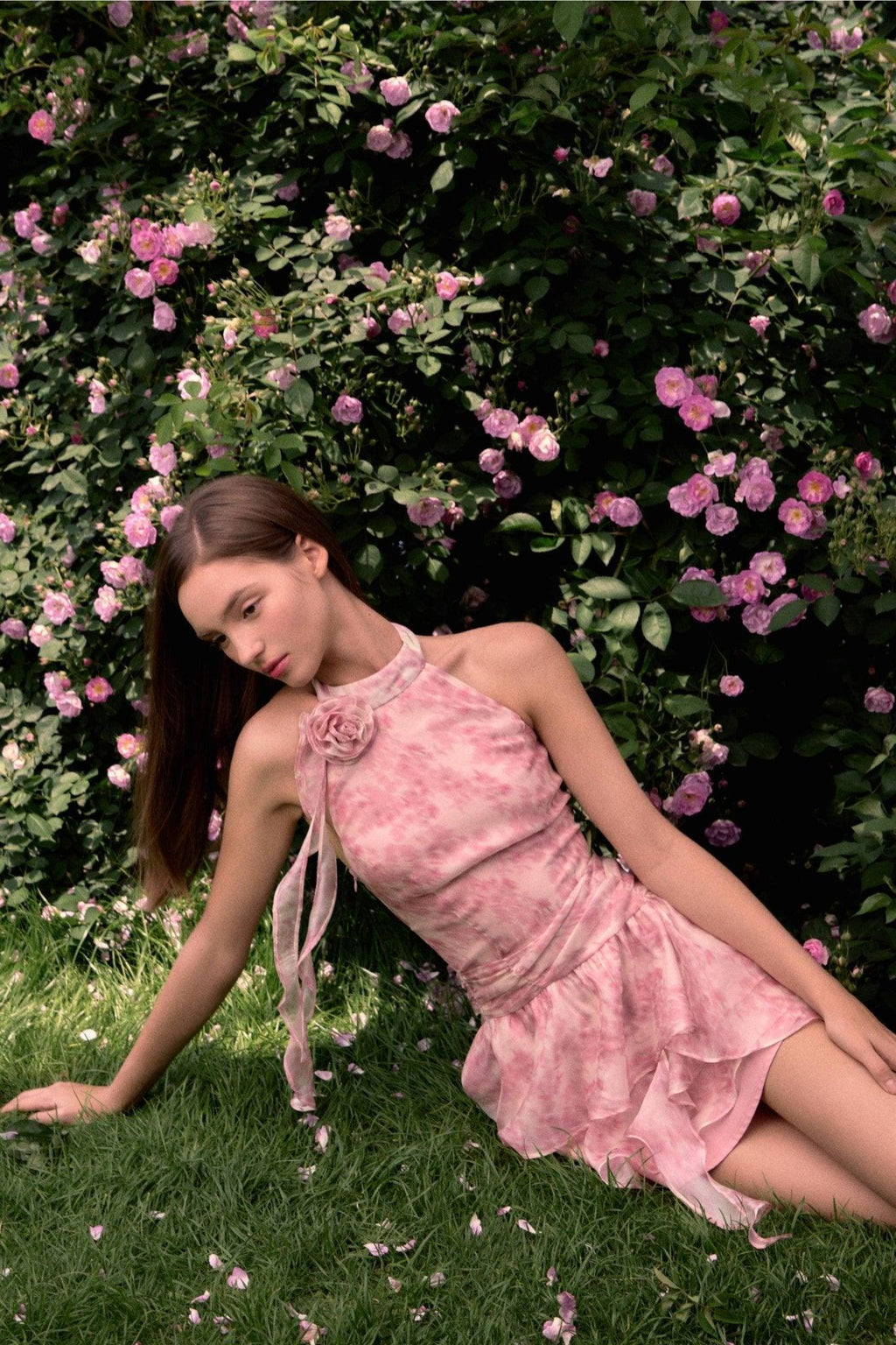 Masum Bir Yaz – Gül Detaylı Mini Elbise