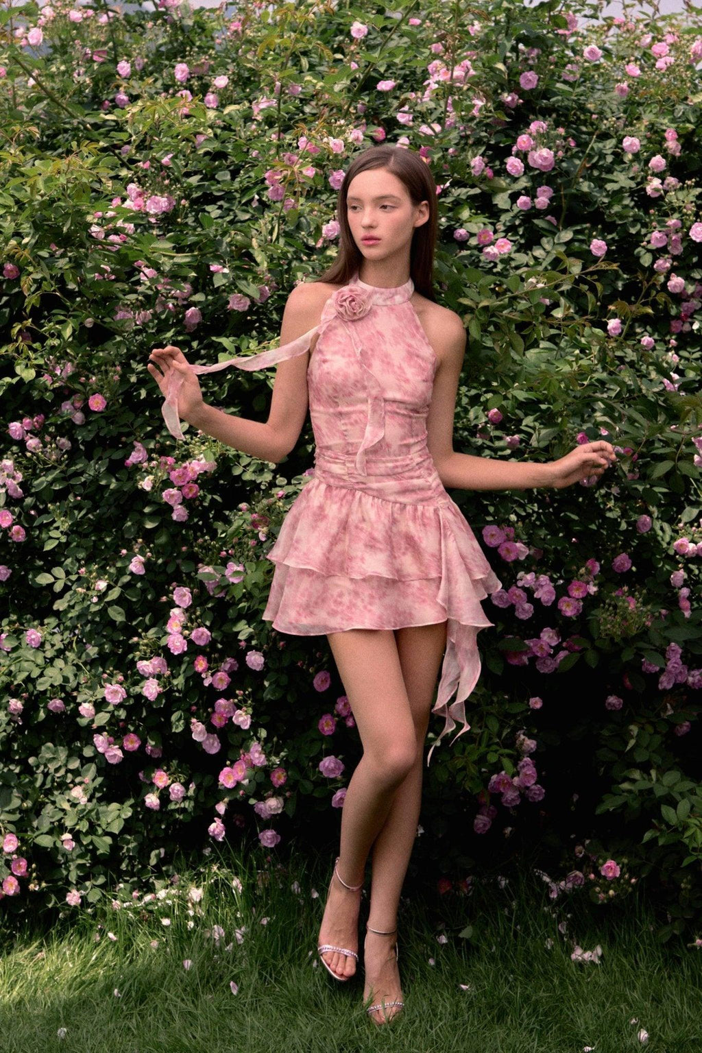 Masum Bir Yaz – Gül Detaylı Mini Elbise