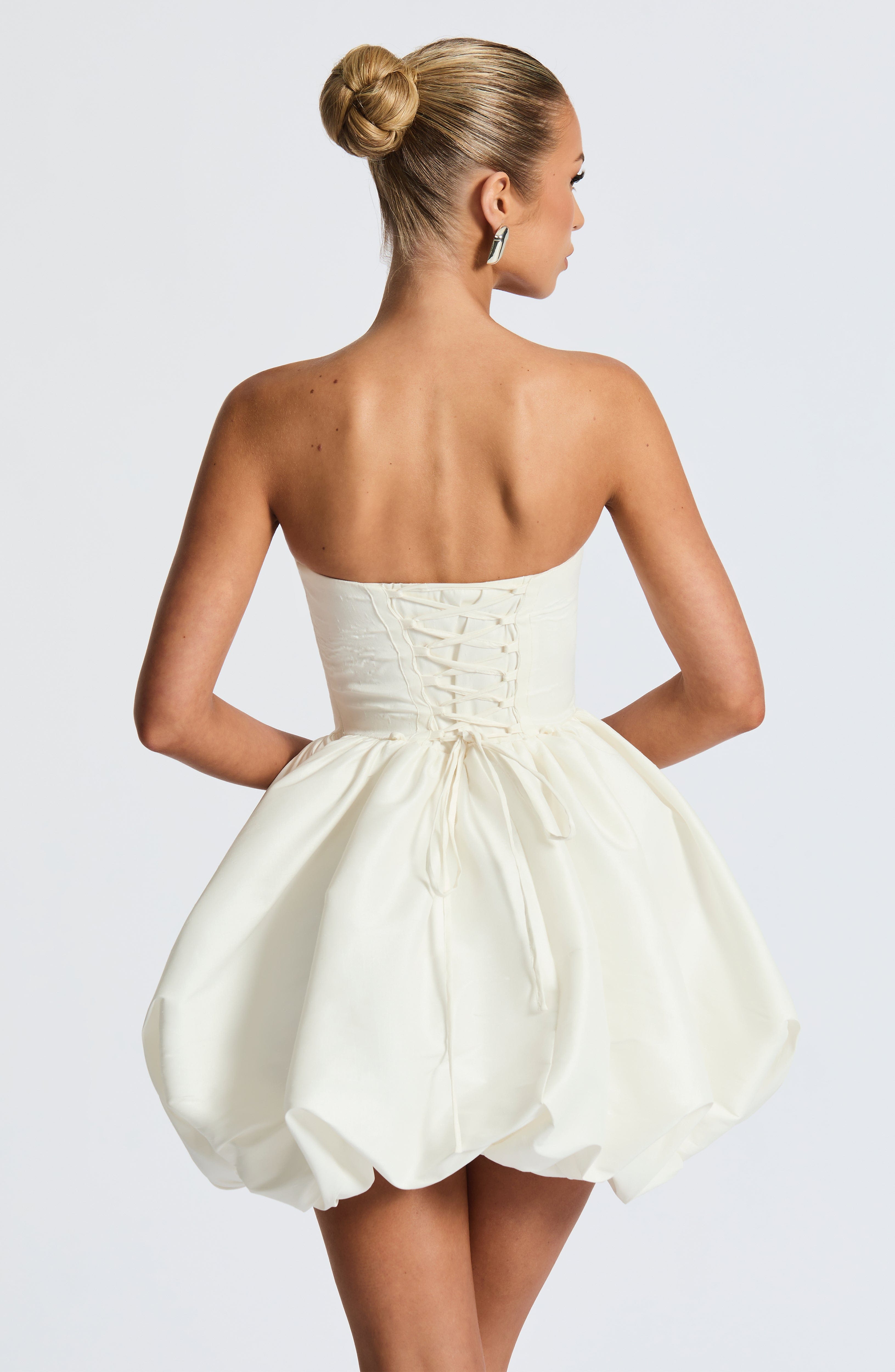 Lotus Fiyonk Detaylı Mini Elbise – Ekru